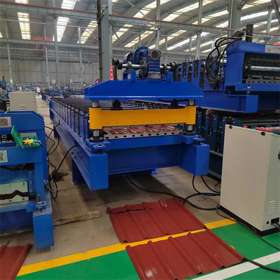 baja warna 840 Panel Atap Roll Forming Machine geser hidrolik menggunakan konstruksi baja