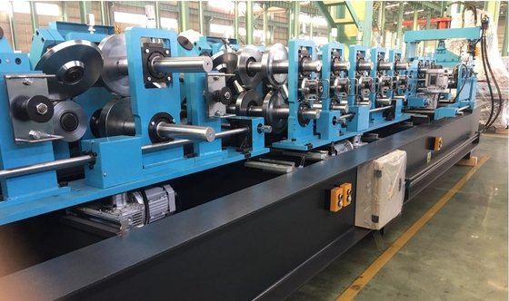 Mesin Purlin Baja Tipe CZ Sepenuhnya Otomatis 0-25m / mnt 18 Stasiun rol