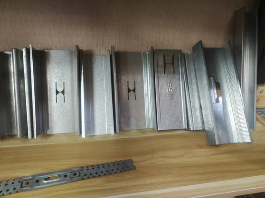 Mesin Roll Forming Omega Portabel Persetujuan ISO9001 CE Dengan Punching