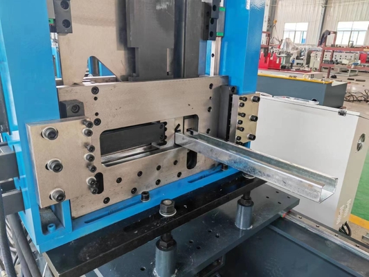 G350 G550 2.4mm Baja Keras Penuh Profil Baja Galvanis C / Z Purlin Roll Forming Machine