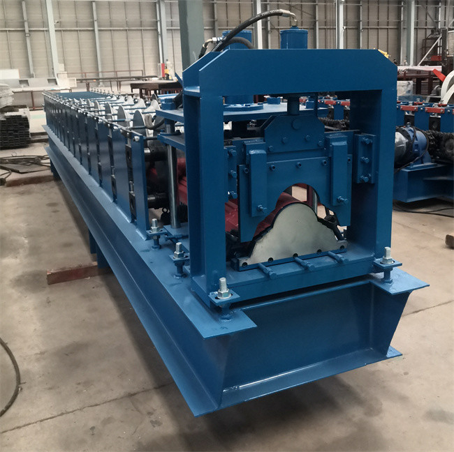 Glazed Roof Ridge Cap Roll Forming Machine Baja Warna Logam Galvanis